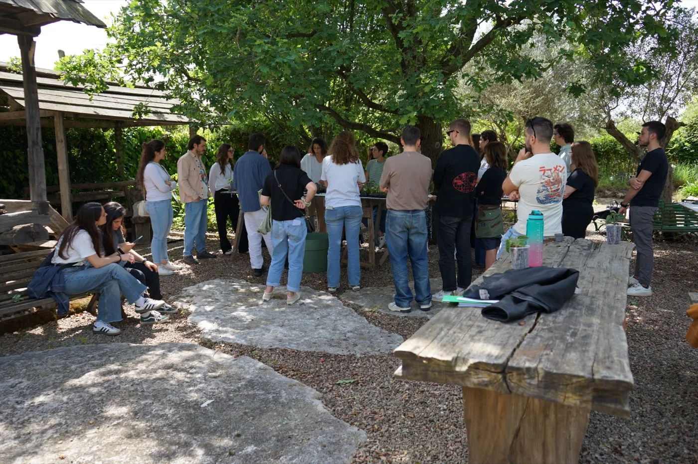 Partecipanti al corso di composizione floreale sotto la quercia