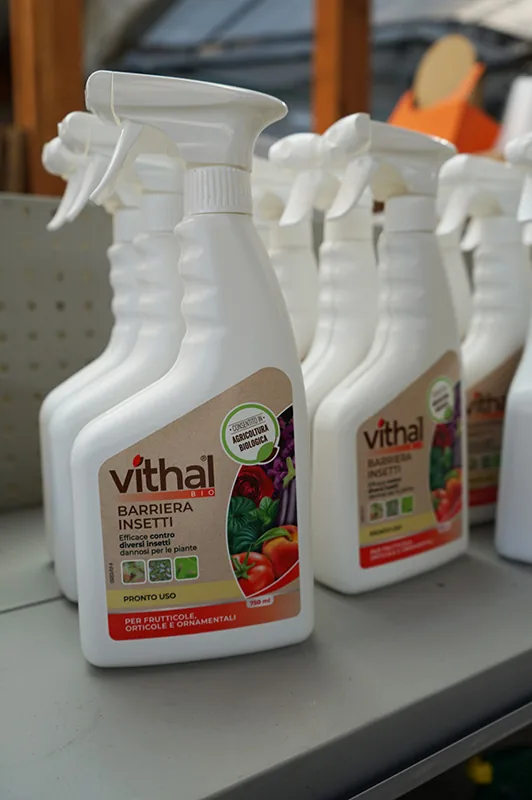 Flaconi spray di barriera contro gli insetti allineati sullo scaffale