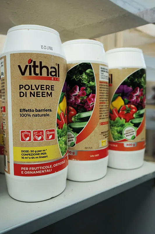Barattoli di polvere di neem per ortaggi e piante ornamentali