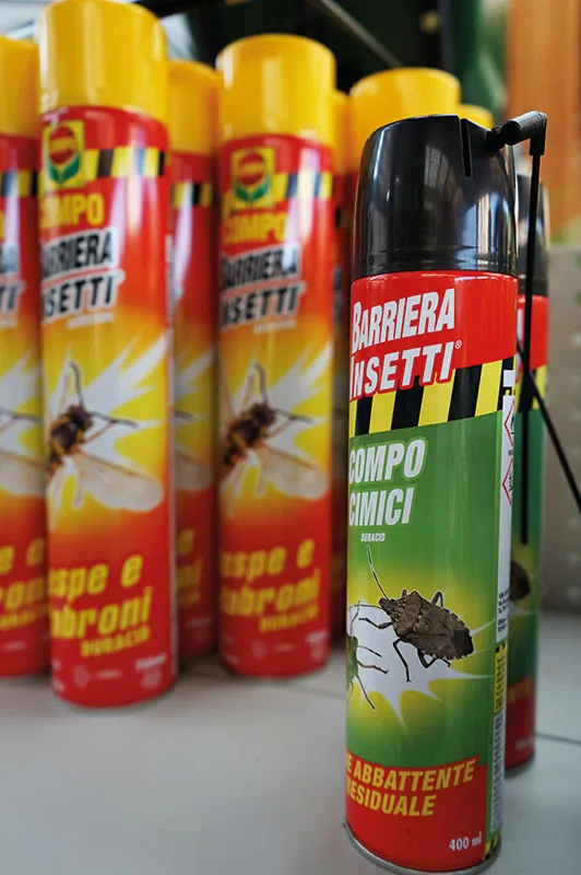 Bombolette spray contro vespe e insetti volanti, allineate sullo scaffale