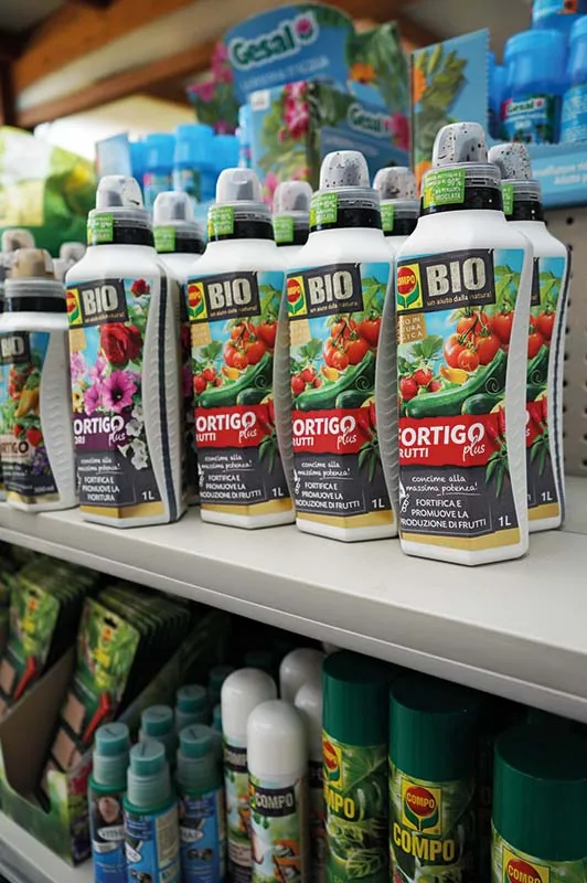 Flaconi da un litro di prodotti biologici per l'orto in fila sullo scaffale