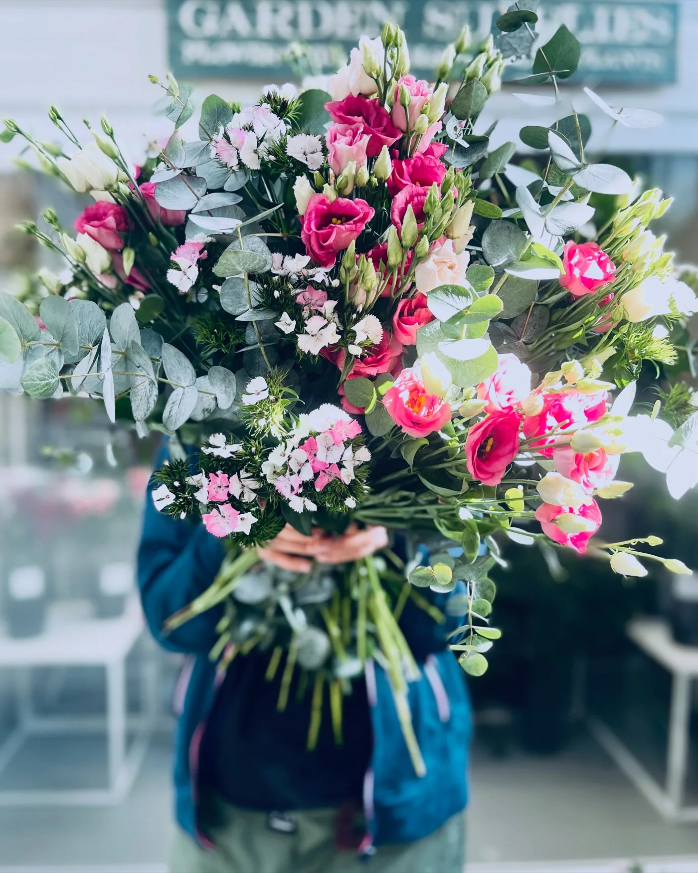 Bouquet di fiori freschi legato a mano nella fioreria Sinflora