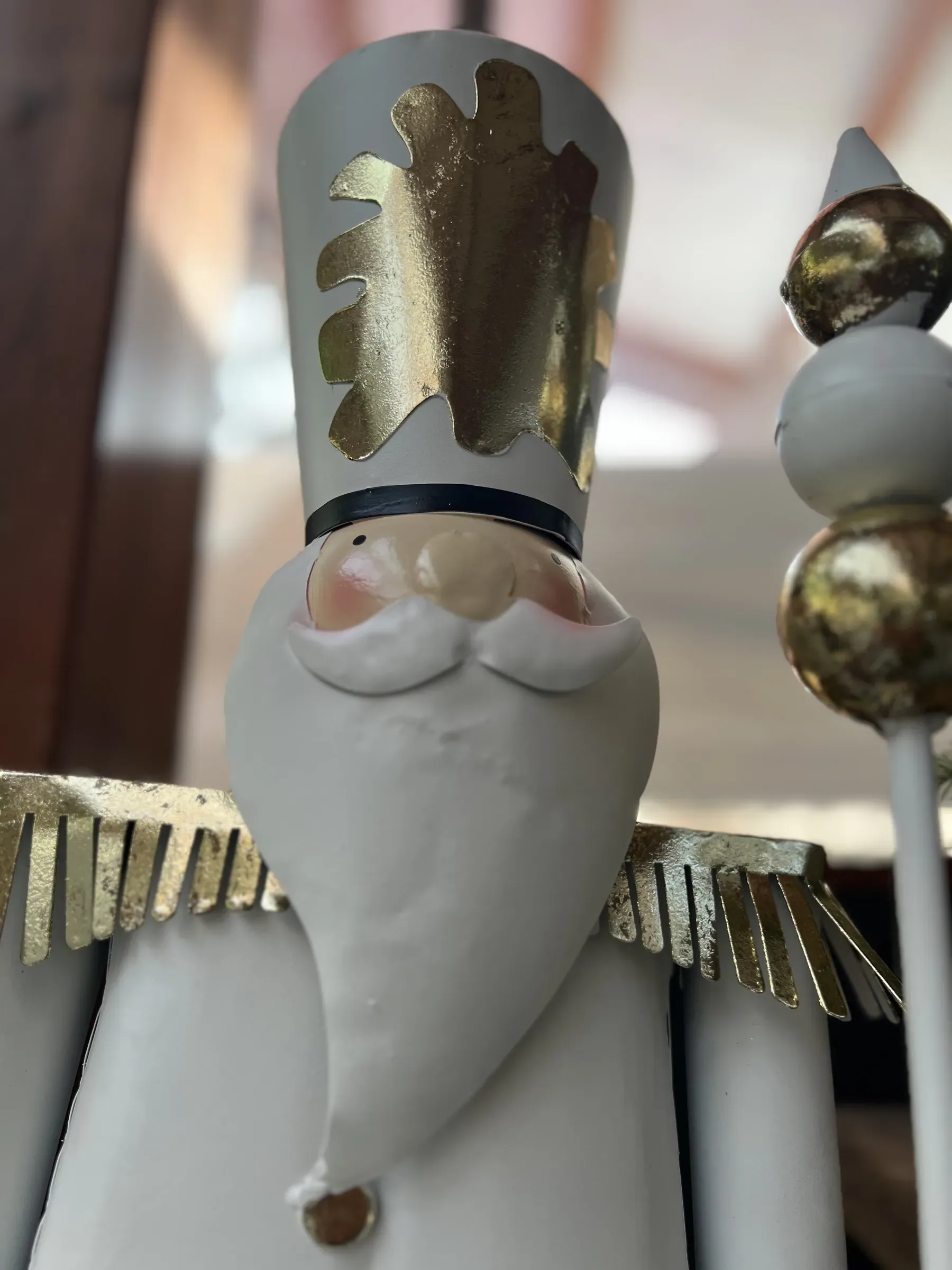 Statuina di Babbo Natale in latta bianca con il cappello alto e le spalline dorate