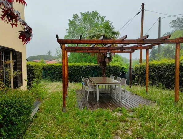 Prima: pergola in legno sopra una vecchia pedana, in mezzo al prato alto
