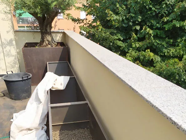 Prima: il terrazzo durante i lavori, con le fioriere vuote e l'ulivo ancora imballato