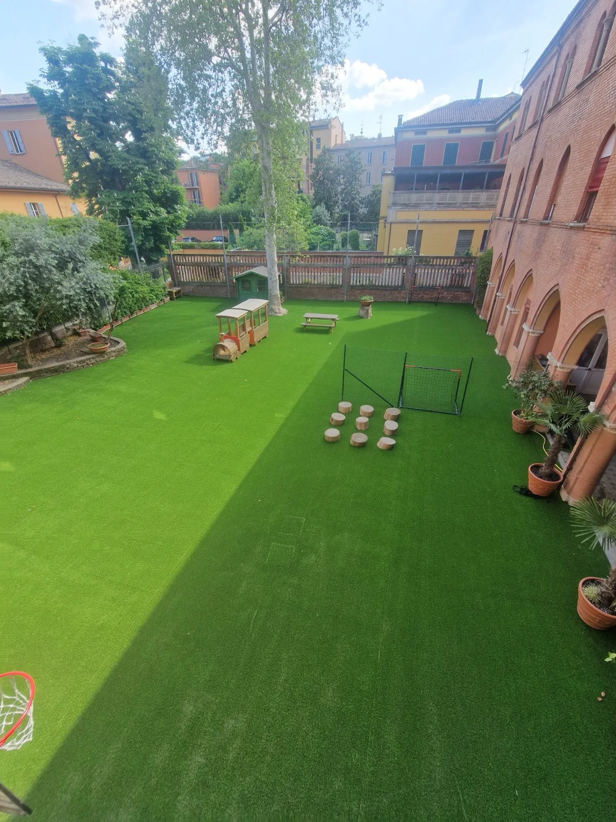 Prato appena realizzato nel cortile di una scuola