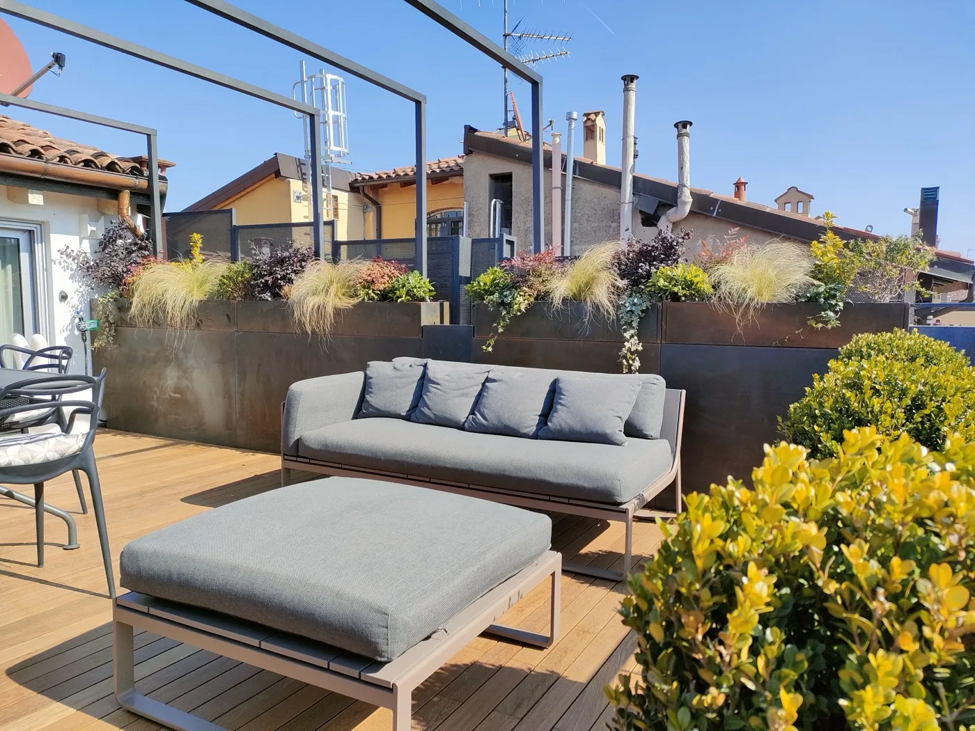 Terrazzo con fioriere in corten e graminacee