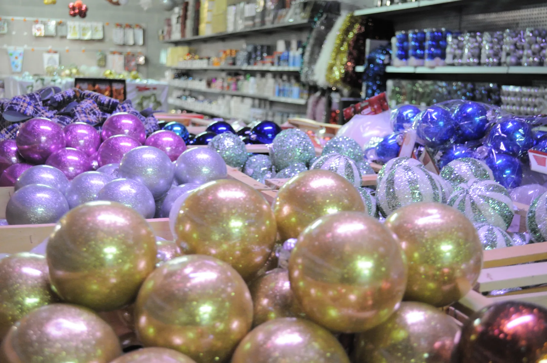 Cassette di palline di Natale lucide, dorate, viola e blu