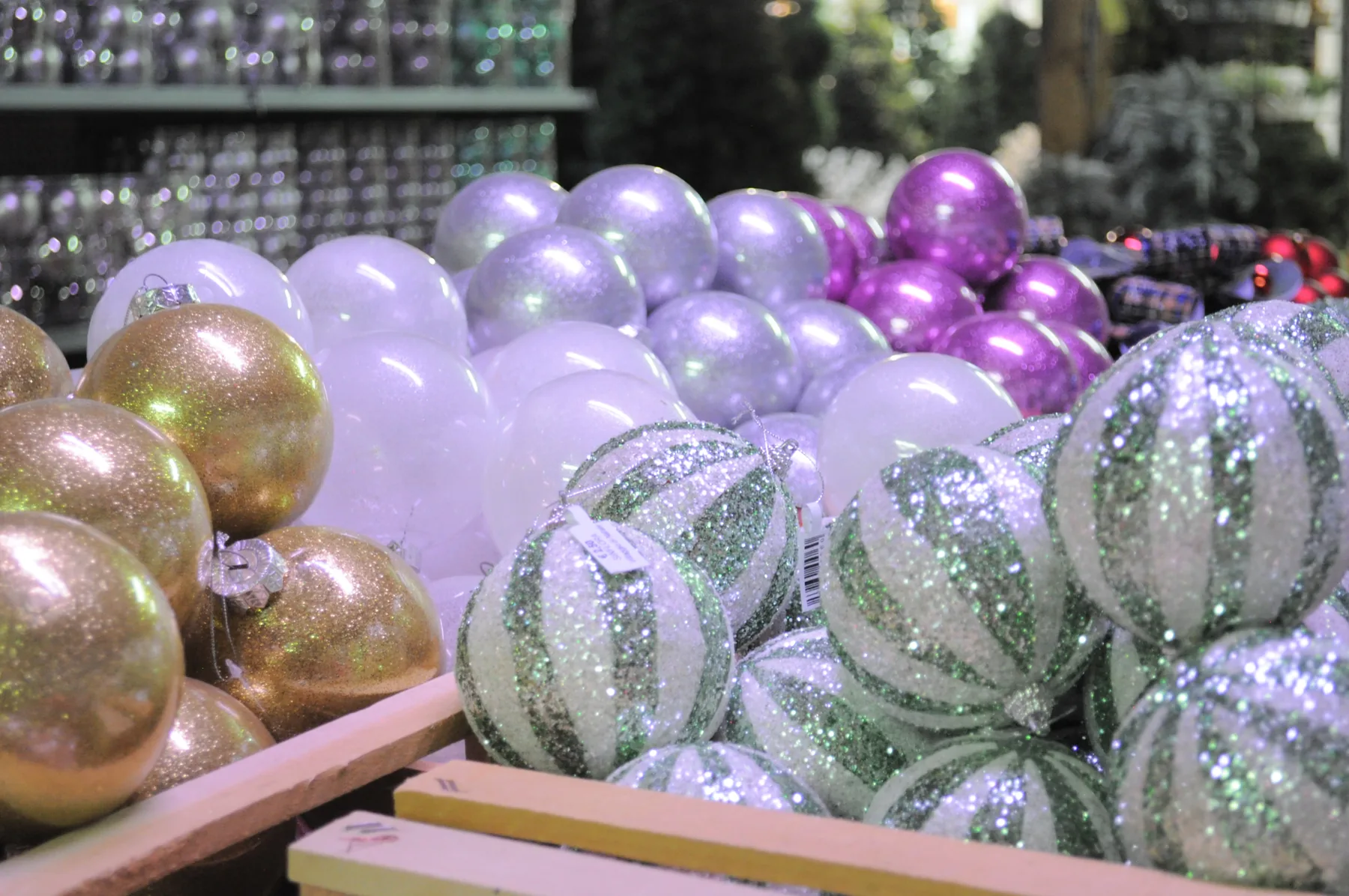 Palline di Natale lilla, dorate e bianche a righe verdi glitterate