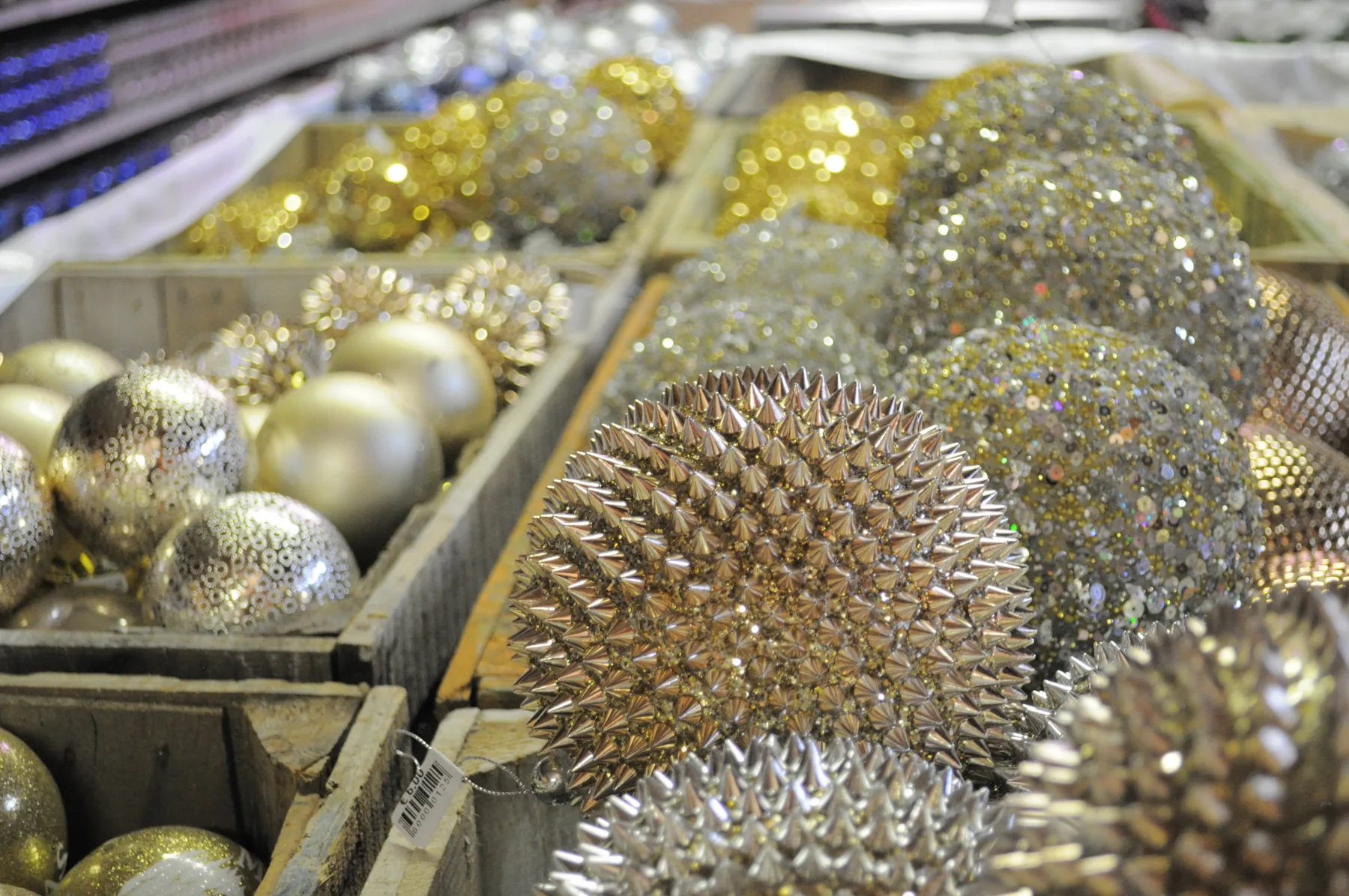 Sfere dorate a spuntoni e palline oro in cassette di legno