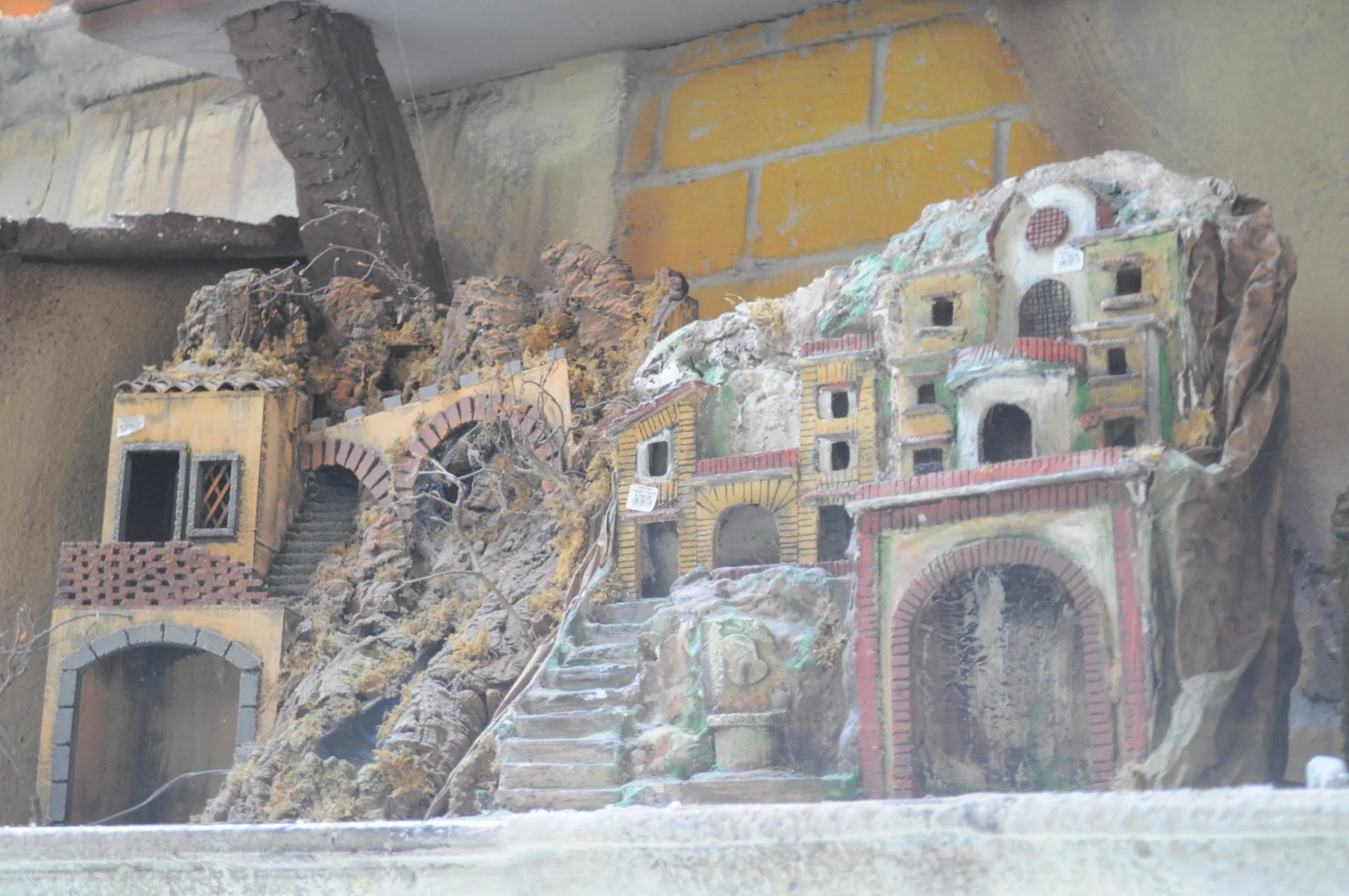 Borgo da presepe in roccia con case, scalinate e archi