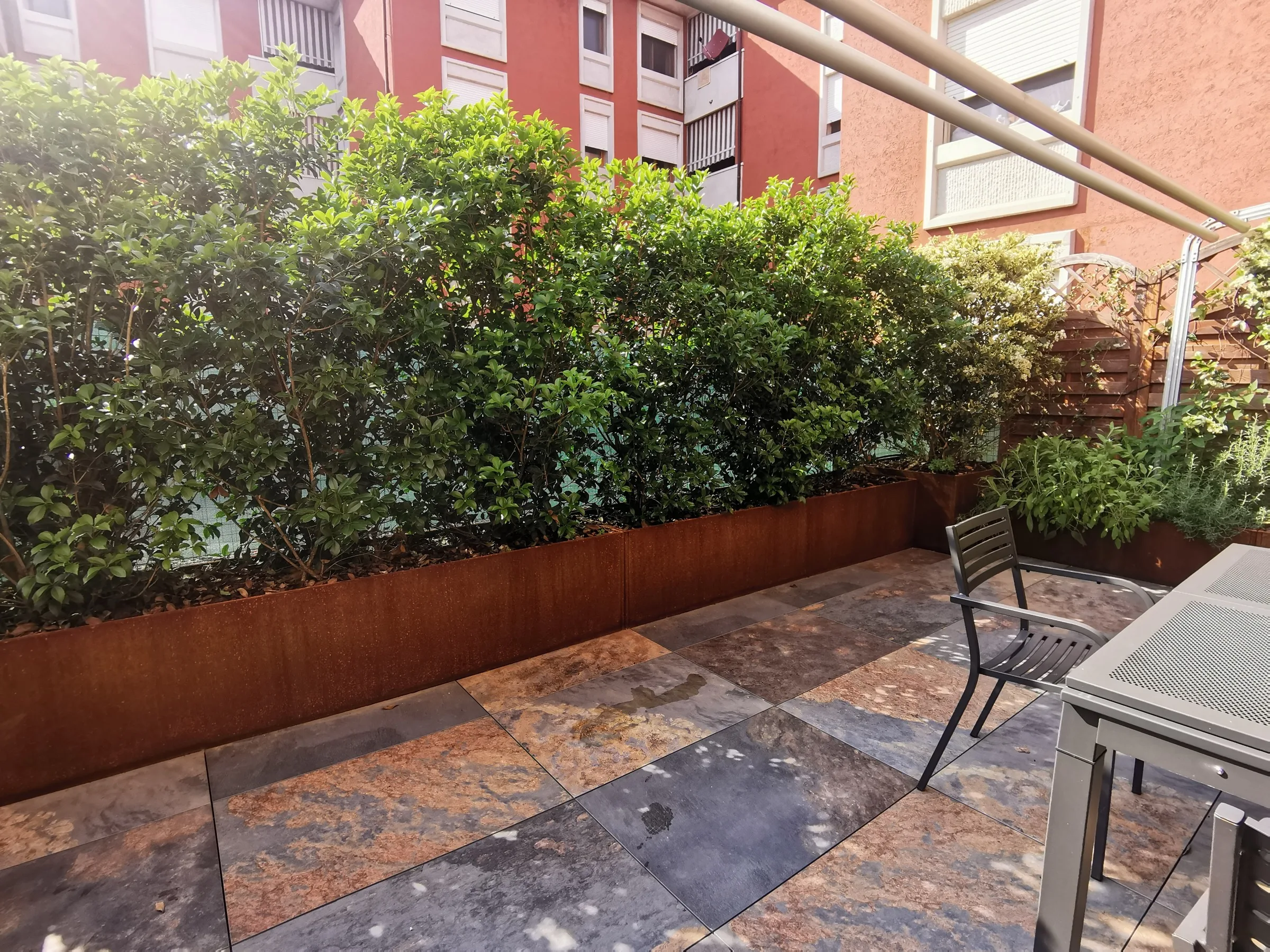 Terrazzo con fioriere in corten