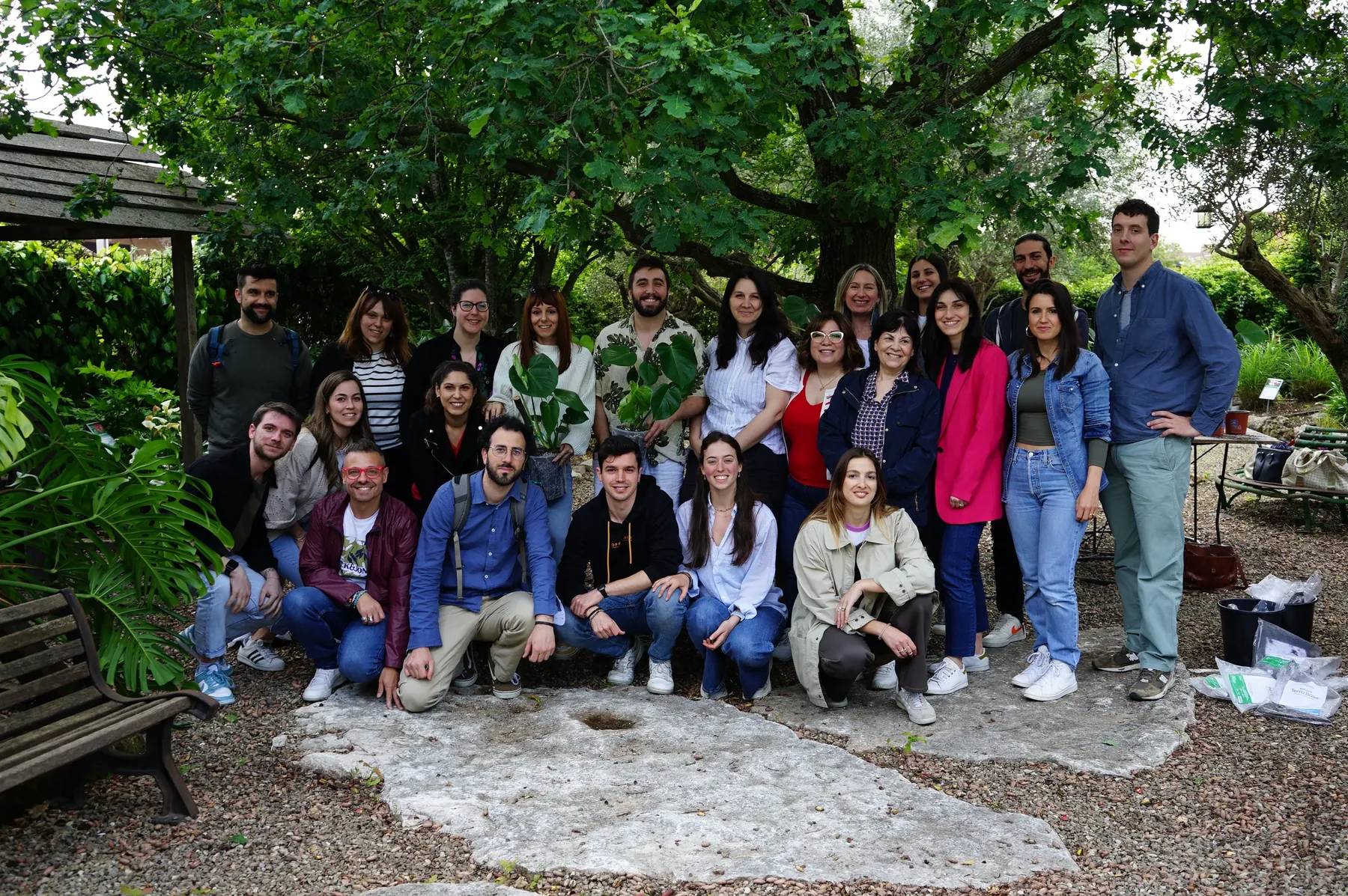 Il gruppo del corso in posa nel giardino, in piedi e accosciato fra le monstere, sopra le lastre di pietra